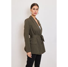 Veste de tailleur à col châle avec une ceinture à nouer à la taille