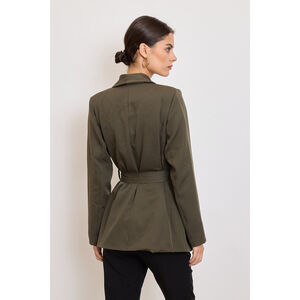 Veste de tailleur à col châle avec une ceinture à nouer à la taille