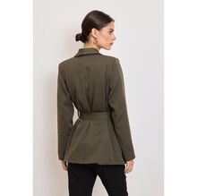 Veste de tailleur à col châle avec une ceinture à nouer à la taille