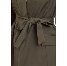 Veste de tailleur à col châle avec une ceinture à nouer à la taille