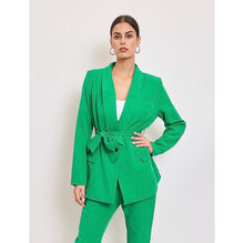 Veste de tailleur à col châle avec une ceinture à nouer à la taille