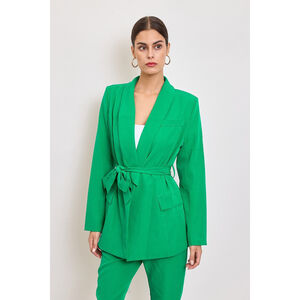 Veste de tailleur à col châle avec une ceinture à nouer à la taille