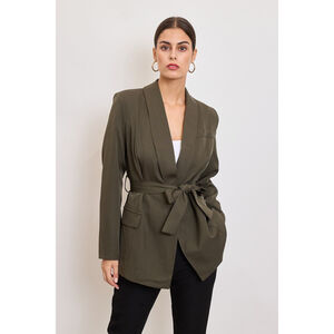 Veste de tailleur à col châle avec une ceinture à nouer à la taille