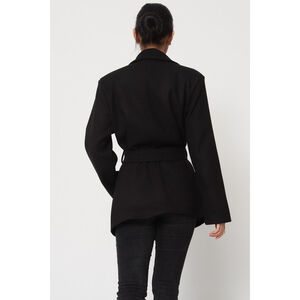 Manteau court ceinturé à la taille avec col à revers et boutons sur l'avant