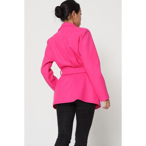 Manteau court ceinturé à la taille avec col à revers et boutons sur l'avant