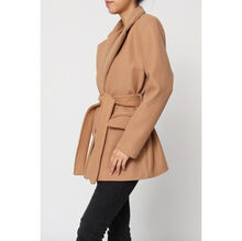 Manteau court ceinturé à la taille avec col à revers et boutons sur l'avant