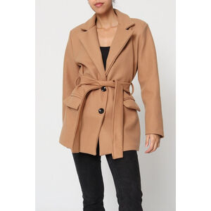 Manteau court ceinturé à la taille avec col à revers et boutons sur l'avant