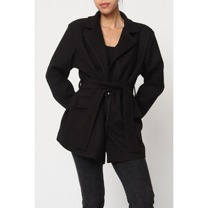 Manteau court ceinturé à la taille avec col à revers et boutons sur l'avant