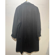 Manteau oversize mi-long avec des poches latérales pratiques