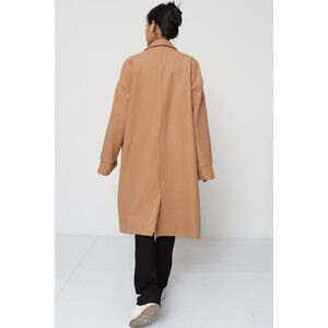 Manteau oversize mi-long avec des poches latérales pratiques