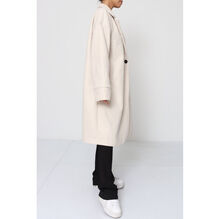 Manteau oversize mi-long avec des poches latérales pratiques