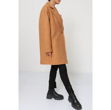 Manteau boutonné en tissu bouclée doté de poches pratiques