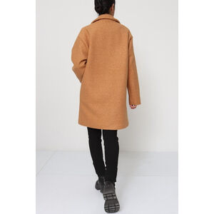 Manteau boutonné en tissu bouclée doté de poches pratiques