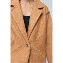 Manteau boutonné en tissu bouclée doté de poches pratiques