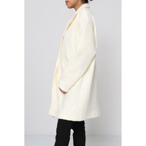 Manteau boutonné en tissu bouclée doté de poches pratiques