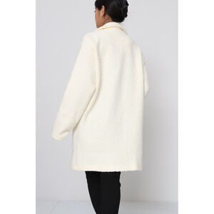 Manteau boutonné en tissu bouclée doté de poches pratiques