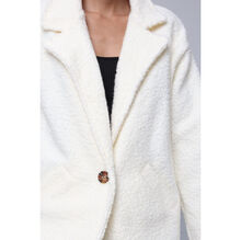 Manteau boutonné en tissu bouclée doté de poches pratiques