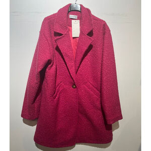 Manteau boutonné en tissu bouclée doté de poches pratiques