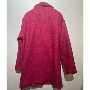 Manteau boutonné en tissu bouclée doté de poches pratiques