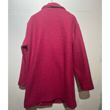 Manteau boutonné en tissu bouclée doté de poches pratiques