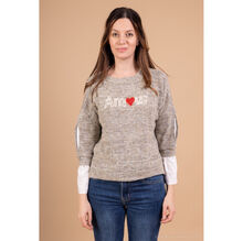 Pull avec broderie « Amour » et un petit cœur rouge