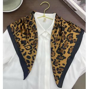 Foulard carré 70x70 cm motif léopard au toucher soie en polyester - 12 pièces