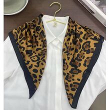 Foulard carré 70x70 cm motif léopard au toucher soie en polyester - 12 pièces