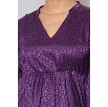 Robe fluide à imprimé léopard avec décolleté en V et volants