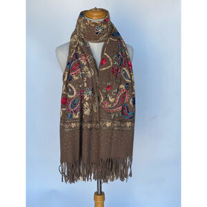 Écharpe épaisse à motif floraux brodés avec des accents de strass