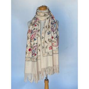 Écharpe épaisse à motif floraux brodés avec des accents de strass