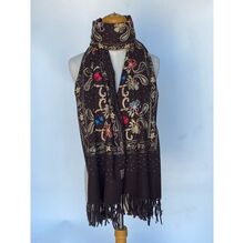 Écharpe épaisse à motif floraux brodés avec des accents de strass