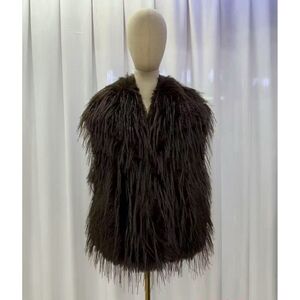 Manteau sans manches en fausse fourrure à poils longs et 2 poches latérales