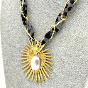 Collier à chaîne tressée d'un tissu léopard gris  avec pendentif soleil rayonnant et perle