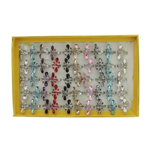 Assortiment bague en métal fleur parée pierre à strass