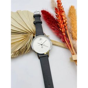 Montre ronde en argent fond blanc sur un bracelet gris foncé