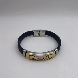 Bracelet caoutchouc orné plaque bicolore avec cranes