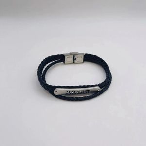 Bracelet à 2 rangées de cuir tressé avec plaque ajourée