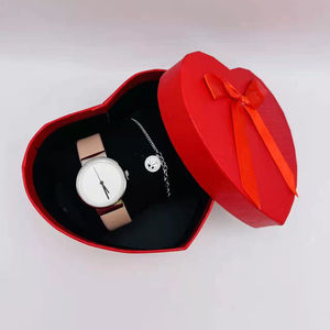 Coffret cœur : montre ronde analogique à lanière beige + bijou bracelet
