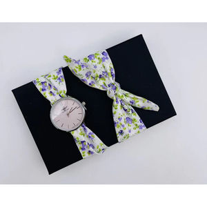 Montre analogique argent et foulard à fleurs printanières