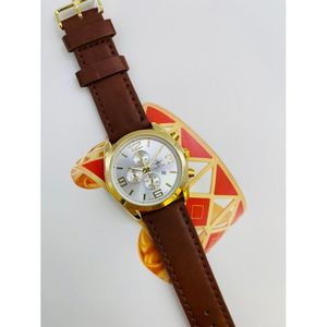 Montre ronde chronographe en métal doré sur bracelet marron