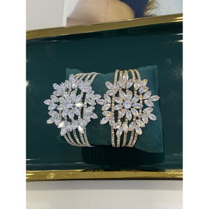 Bracelet conception forme de fleur parsemée de brillants