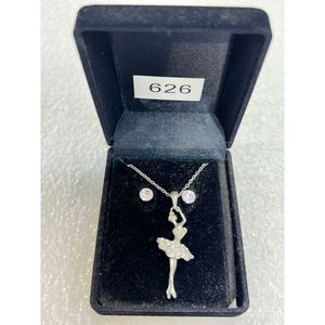 Parure argenté collier avec  pendentif d'une ballerine + boucles d'oreilles
