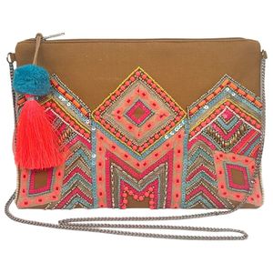 Pochette camel en broderie de perles colorées avec zip pompon frangé