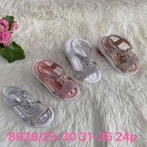 Sandales à enfiler brillant avec brides en cristaux taille 25-30