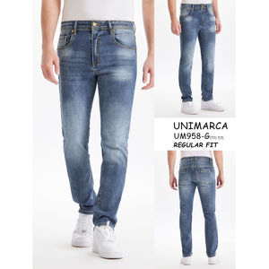 Jean pour homme effet délavé dans une coupe regular en coton