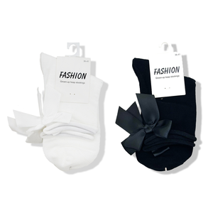 Chaussettes à l'ourlet roulotté ornées d'un nœud papillon en satin