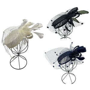Chapeau bibi de cérémonie à voilette avec des boucles et plumes