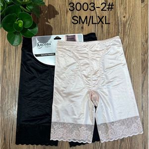 Shorty taille haute à bordure de dentelle en bas des jambes