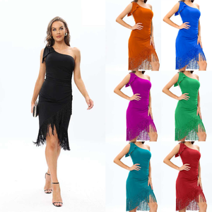 Robe de soirée coupe courte asymétrique avec franges sur l'ourlet