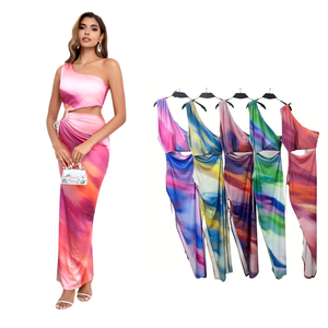 Robe de soirée tie & dye à épaule dénudée avec des découpes sur la taille